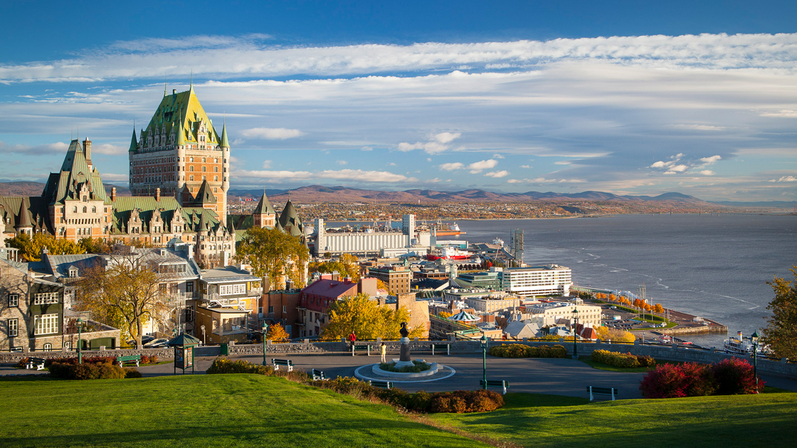Vieux-Québec-fleuve et montagnes